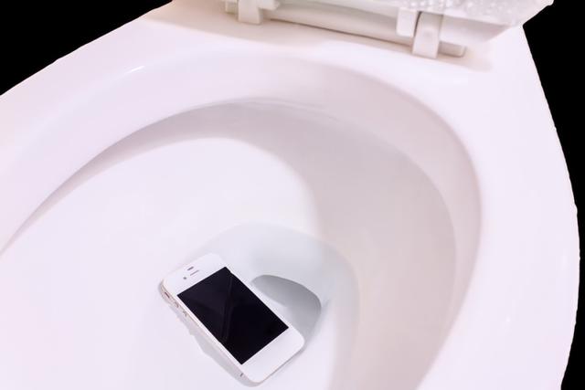 教你如何正確處理進(jìn)水的手機(jī)
