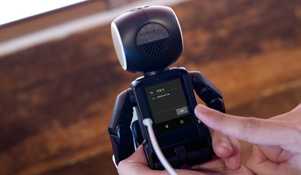 夏普或明年推出RoBoHoN機器人手機