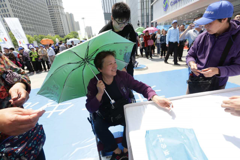 樂視二代手機(jī)千城萬店現(xiàn)貨首銷 樂迷風(fēng)雨無阻掀搶購熱潮