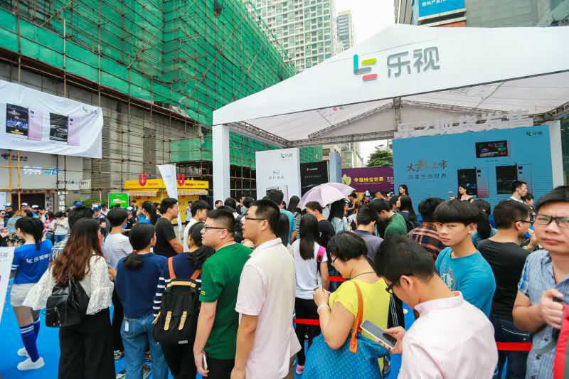 樂視二代手機(jī)千城萬店現(xiàn)貨首銷 樂迷風(fēng)雨無阻掀搶購熱潮