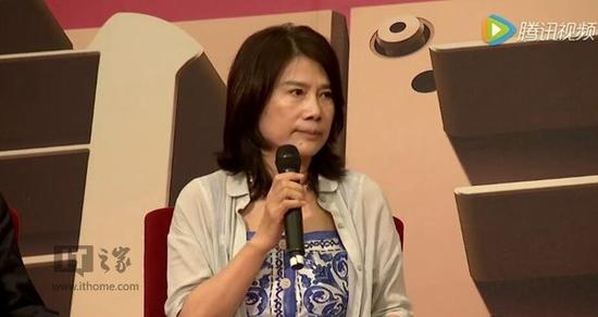 董明珠為證明格力手機質量怒摔手機！撂狠話：你敢摔嗎？