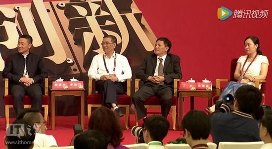 董明珠為證明格力手機質量怒摔手機！撂狠話：你敢摔嗎？