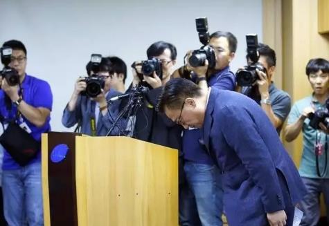 三星電子移動業(yè)務總裁鞠躬道歉