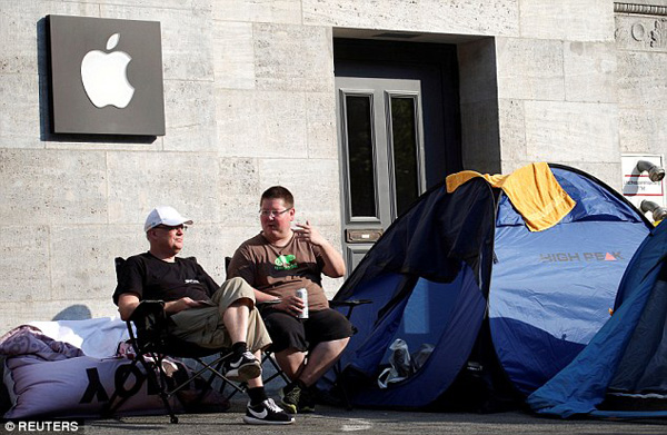 iPhone7賣瘋了！德國(guó)“果粉”提前5天扎帳篷排隊(duì)