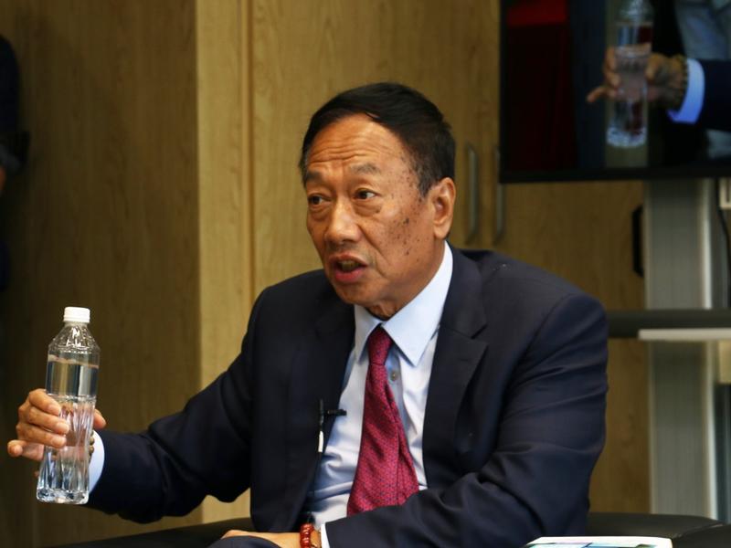 對(duì)話郭臺(tái)銘：66歲的“推銷員”，能否拯救夏普，又能否拯救富士康？