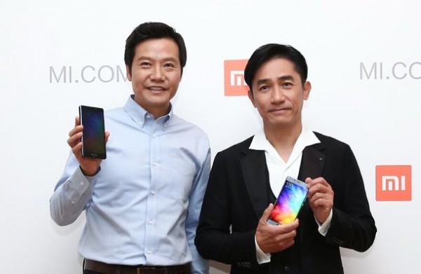 梁朝偉現(xiàn)身小米Note 2發(fā)布會(huì):手持新機(jī)與雷軍合照