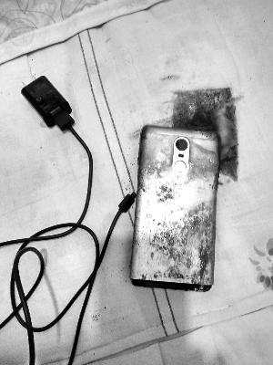 小米手機充電冒煙自燃