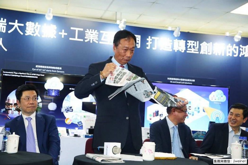 記者會上怒撕報紙,郭臺銘稱東芝案日本經(jīng)產(chǎn)省公報私仇,國際笑話