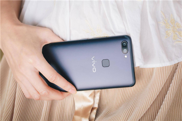 vivo X20全面屏手機(jī)走向時(shí)尚前沿，攜手王子文出席巴黎時(shí)裝周