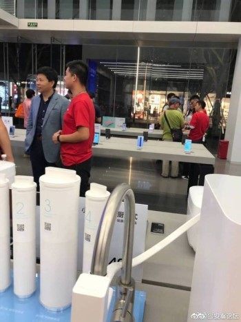 同一天，余承東考察小米之家，劉軍探訪華為線下店