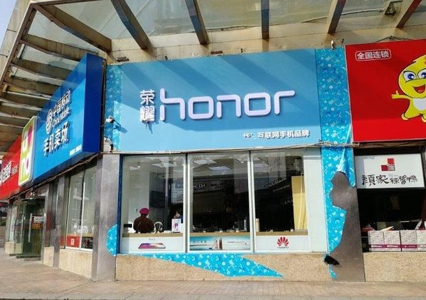 小米員工打砸榮耀店鋪背后：手機(jī)線下銷售壓力大