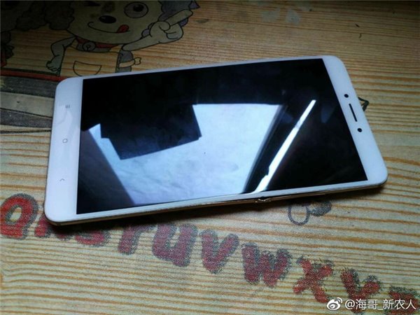 小米Max2車禍被撞彎，掰直還能打電話