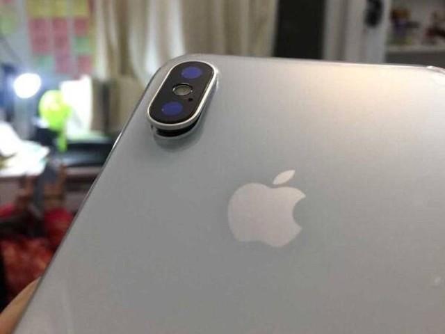 iPhone X攝像頭蓋翹起 接近萬元質量堪憂