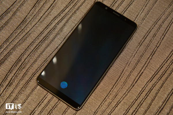 vivo X20Plus UD版暴力測試:屏下指紋無懼劃痕