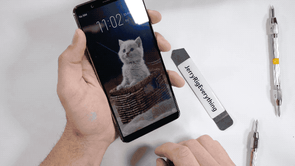 vivo X20Plus UD版暴力測試:屏下指紋無懼劃痕