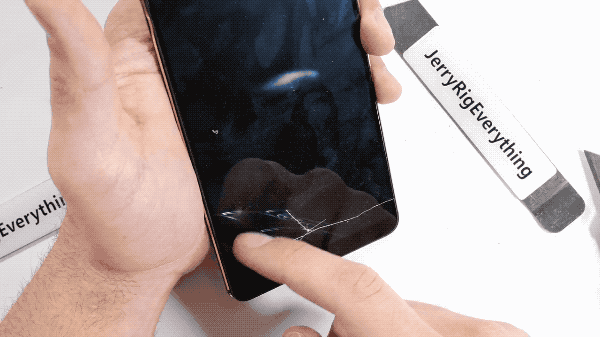 vivo X20Plus UD版暴力測試:屏下指紋無懼劃痕