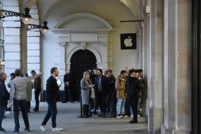 iPhone XR首個(gè)周末銷量預(yù)計(jì)800萬(wàn)部：低于預(yù)期