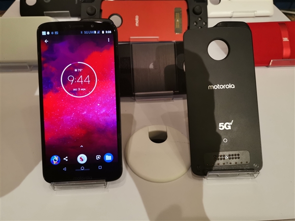 聯(lián)想秀全球首款5G手機Moto Z3：模塊升級 筆記本也能用