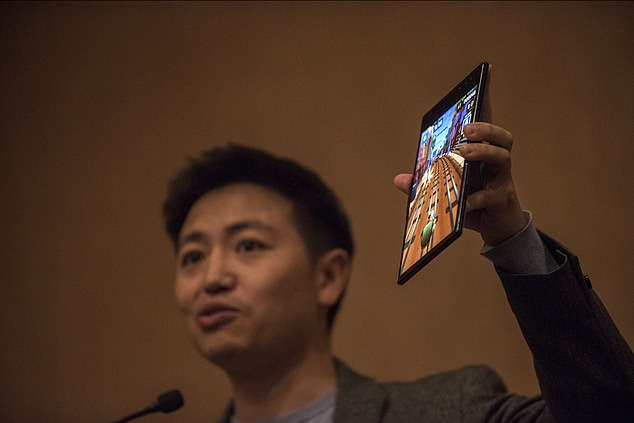 CES 2019:中國廠商柔宇科技展示可折疊手機