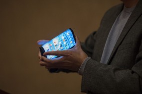 CES 2019：中國廠商柔宇科技展示可折疊手機
