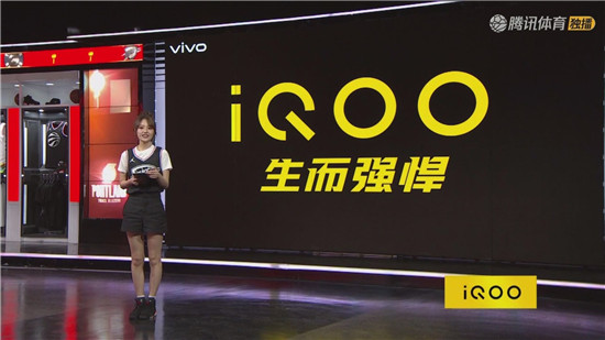 藍色硬朗線條風 iQOO真機現(xiàn)身NBA全明星賽直播間