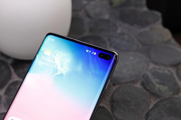 美媒:雖然打孔屏比劉海屏好 但iPhone仍強于三星S10
