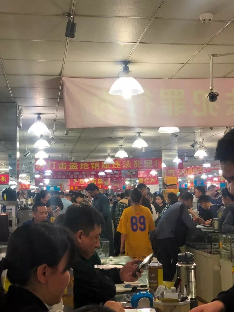 深圳華強(qiáng)北關(guān)鋪潮調(diào)查：有人年入百萬，有人9個檔口關(guān)至2個
