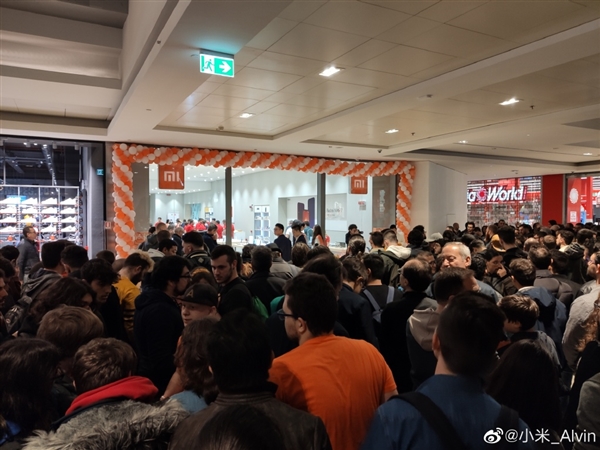 羅馬第一家小米之家開業(yè) 人氣爆棚