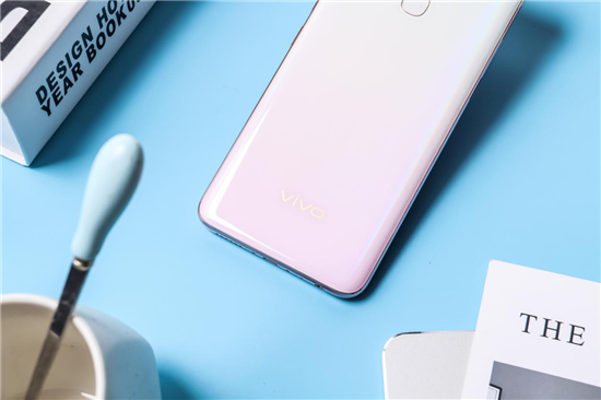 全新漸變色設(shè)計(jì)，vivo Z5x幻彩粉再造色彩美學(xué)