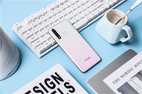 全新漸變色設(shè)計(jì)，vivo Z5x幻彩粉再造色彩美學(xué)
