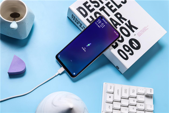全新漸變色設(shè)計(jì)，vivo Z5x幻彩粉再造色彩美學(xué)