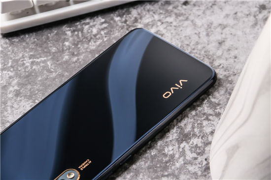 好看與好用可同時(shí)兼顧，vivo Y7s琉璃黑新品開售