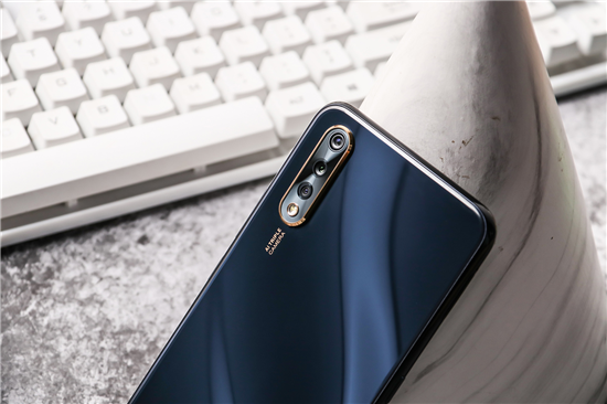 好看與好用可同時(shí)兼顧，vivo Y7s琉璃黑新品開售
