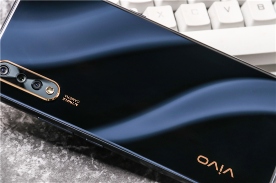 好看與好用可同時(shí)兼顧，vivo Y7s琉璃黑新品開售