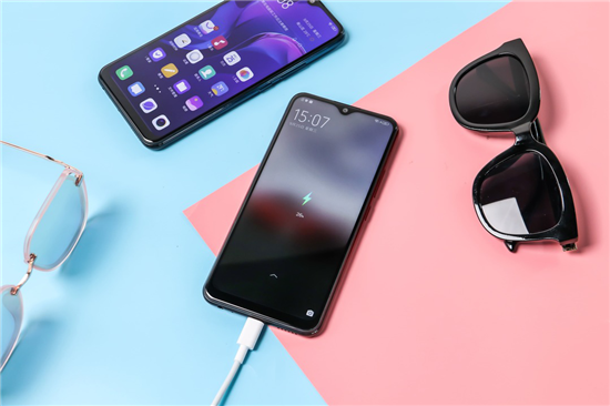 讓美更深邃！閃充強續(xù)航vivo Y3 4GB+64GB版新配色正式開售