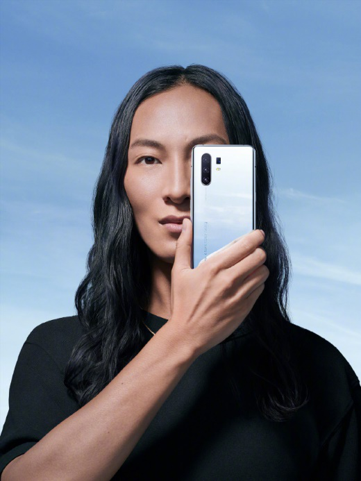2020時尚出街必備？眾多明星曬vivo X30系列aw聯(lián)名限定版手機