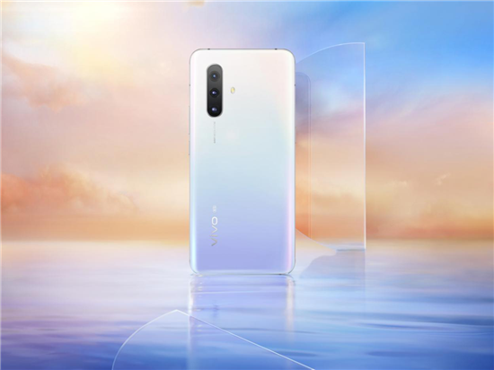 vivo X30新配色虹影美圖來襲，把雨水洗過的天空鎖進手機背殼里