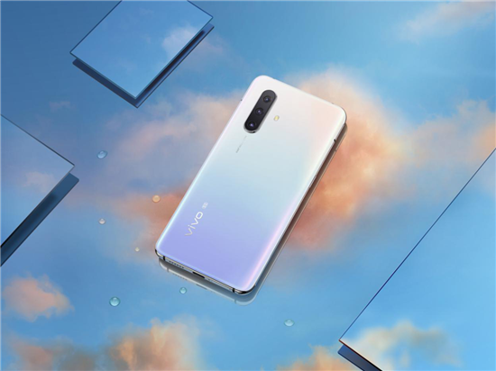 vivo X30新配色虹影美圖來襲，把雨水洗過的天空鎖進手機背殼里