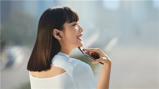 　　作為在6月1日vivo夏季新品發(fā)布會上正式亮相的產品，vivo TWS Neo真無線耳機一直是最近音頻市場上的焦點。這款售價為499元的真無線耳機主打好音質和低延遲，搭載的14.2mm超大單元可以帶來澎湃的聲音表現(xiàn)；而搭配vivo最新影像旗艦手機X50后，更是可以實現(xiàn)88ms超低延遲，無論是游戲還是追劇，都可以做到音畫同步，大大提升用戶使用感受。 　　 　　對于一款真無線耳機來說，限于產品體積、使用環(huán)境、腔體和電池等諸多因素的影響，絕大多數(shù)的真無線耳機都或多或少的會出現(xiàn)延遲的問題。vivo TWS Neo真無線耳機的推出，則致力于通過技術創(chuàng)新打造接近無感的「穩(wěn)定低延遲」體驗。 　　 　　vivo TWS Neo真無線耳機與最新發(fā)布的vivo X50手機搭配使用時，通過第二代雙路傳輸技術與系統(tǒng)級全鏈路優(yōu)化，可以實現(xiàn)88ms的超低延遲表現(xiàn)，這一成績是刷新業(yè)界記錄。而從用戶的具體使用感受中，無論是游戲還是觀看視頻，vivo TWS Neo真無線耳機都可以做到行云流水、音畫同步的人機暢快合一感受。 　　 　　不僅如此，vivo TWS Neo真無線耳機還支持全新的智能動態(tài)低延遲功能，這一功能可以讓耳機根據(jù)用戶周圍的環(huán)境智能調整碼率。通過機場實測，平均卡音次數(shù)可較傳統(tǒng)真無線耳機轉發(fā)模式降低90%，即便用戶在復雜環(huán)境也能保障更穩(wěn)定連接，全程無需手動干預，無處不在而又自然無感。 　　 　　vivo TWS Neo真無線耳機在 vivo 官方商城、vivo京東自營官方旗艦店、iQOO京東自營官方旗艦店、vivo京東官方旗艦店、iQOO京東官方旗艦店、vivo天貓官方旗艦店、iQOO天貓官方旗艦店、vivo手機蘇寧自營旗艦店、iQOO手機蘇寧自營旗艦店、vivo體驗店同步熱銷中，售價499元，感興趣的用戶可以下單體驗。另外，在上述渠道與部分vivo手機同時下單購買，可享更多優(yōu)惠。