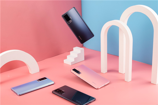 廣州地鐵站星空作品展亮相，vivo X50系列記錄壯闊星空之美