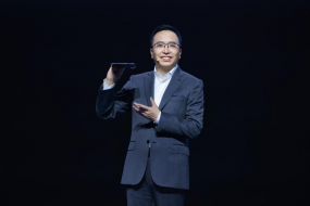 歐菲、中藍(lán)領(lǐng)銜榮耀Magic V2攝像頭供應(yīng)鏈，折疊屏除了輕薄堆料還有影像戰(zhàn)